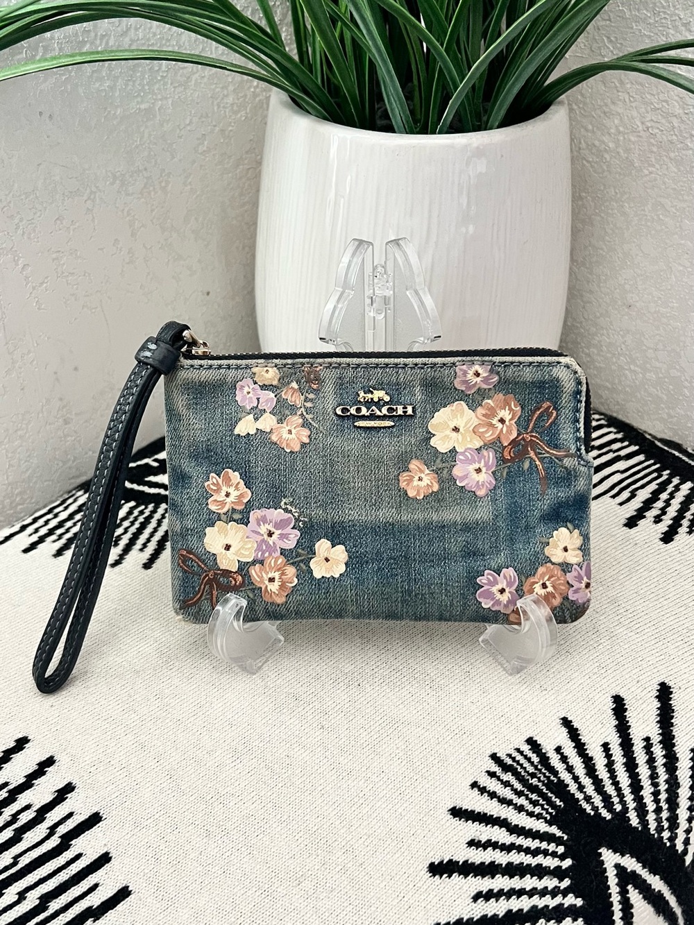 COACH CORNER ZIP WRISTLET WITH PAINTED FLORAL BOX PRINT Style 92622